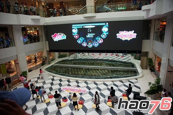 图9：在喷水广场的超巨大SIF